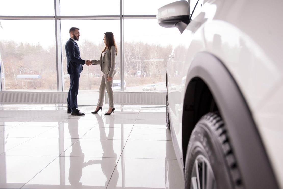 4 Tips for Closing Sales Using Car Dealer Inventory Software
